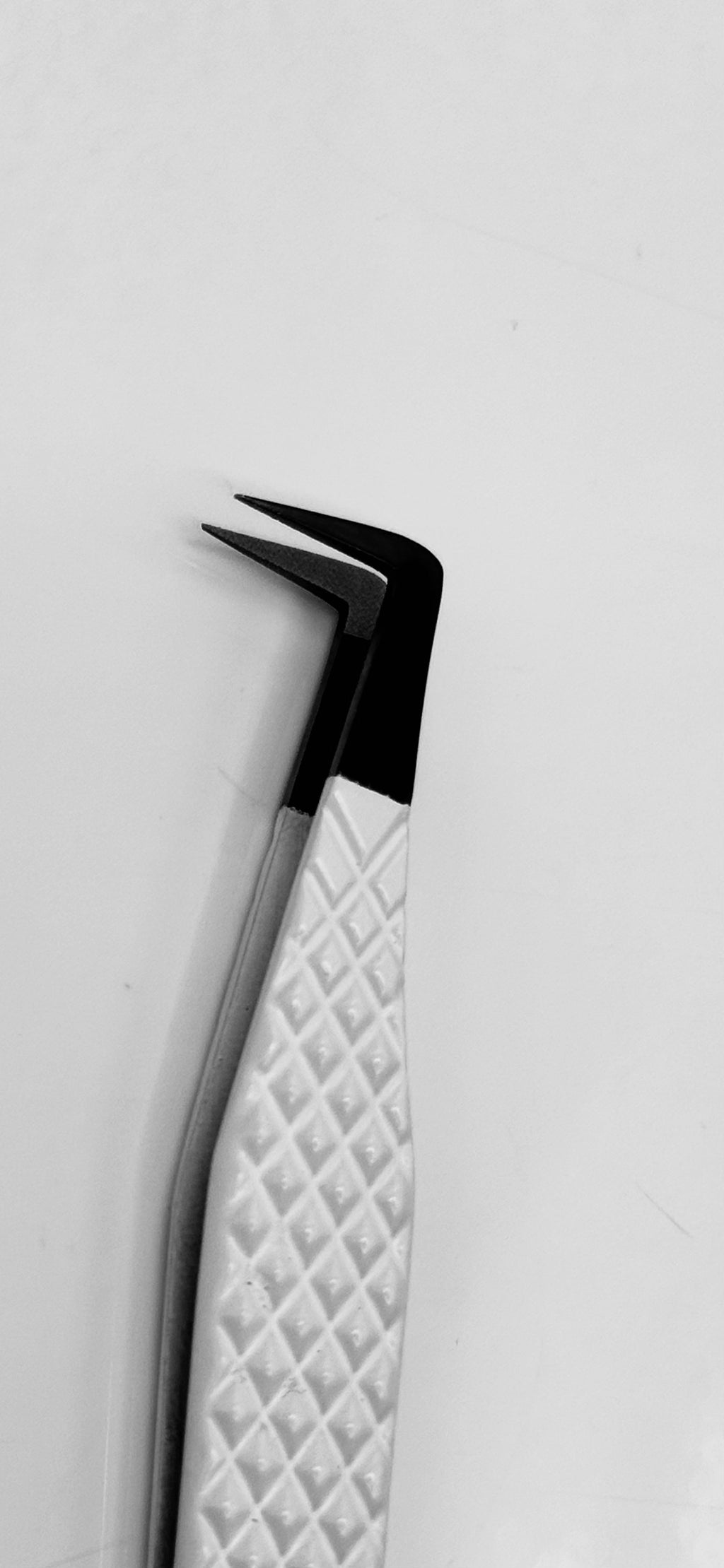 CORE ESSENTIAL TWEEZERS