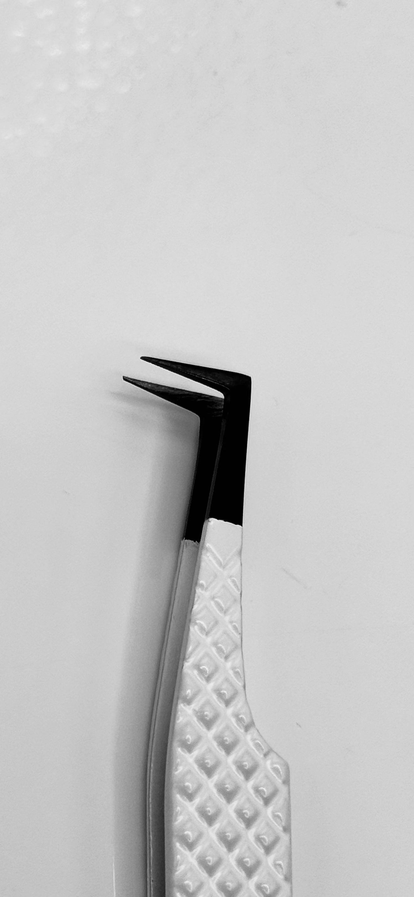 CORE ESSENTIAL TWEEZERS
