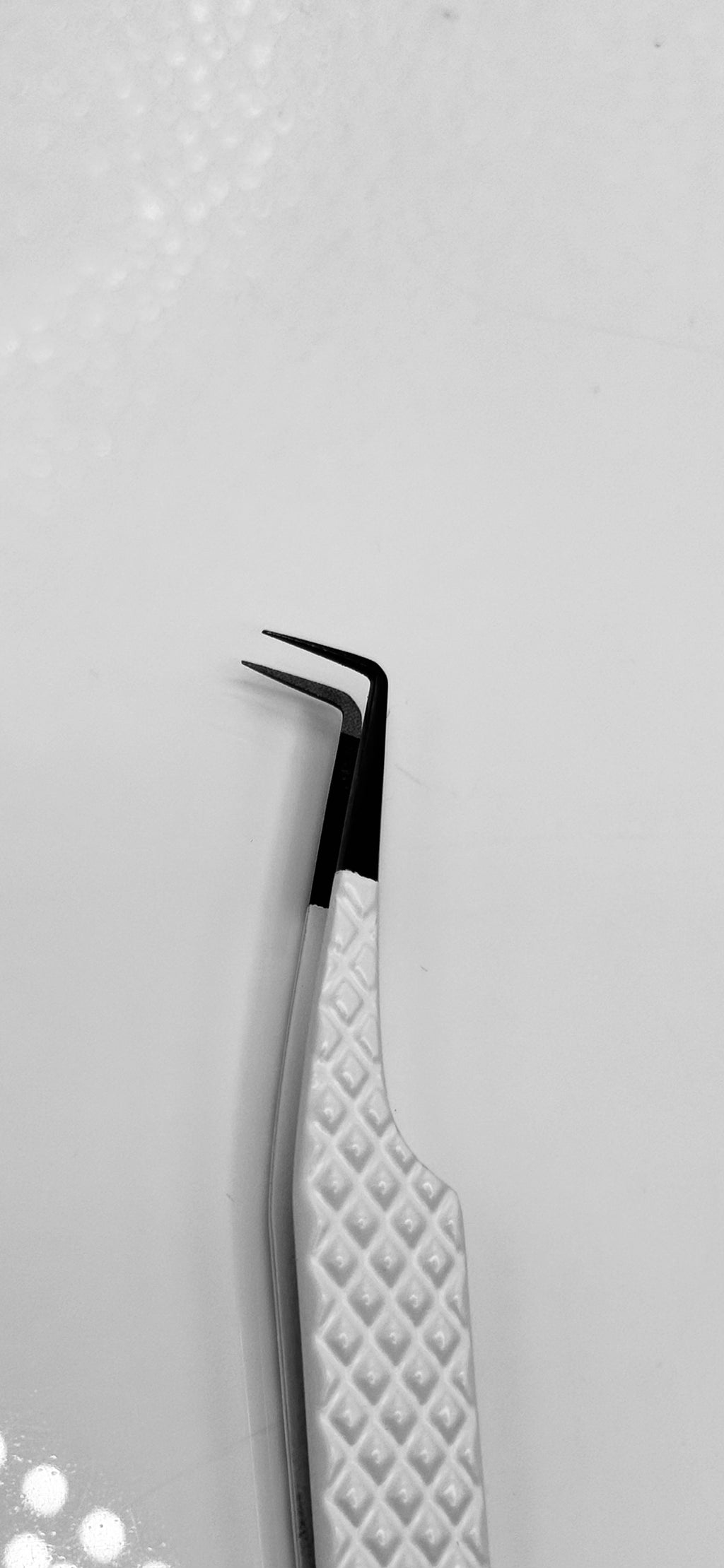CORE ESSENTIAL TWEEZERS